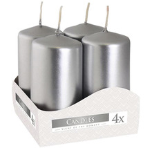Štyri strieborné stĺpové sviečky v balení