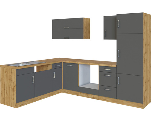 Moderná vstavaná kuchyňa s drezom, závesnými skrinkami a pracovnou doskou s dreveným vzhľadom