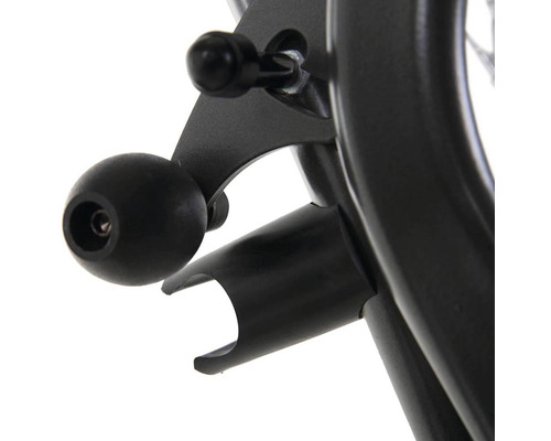 Detailný pohľad na čierny domáci trenažér so zameraním na mechanické súčasti.
