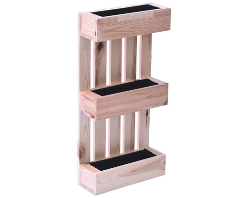 Drevená paleta s tromi kvetináčmi na vertikálne pestovanie