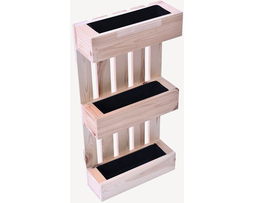 Drevený regál na kvetináče s tromi úrovňami