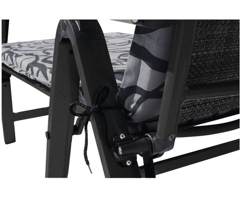 Detailný záber záhradnej stoličky s upevnením vankúša