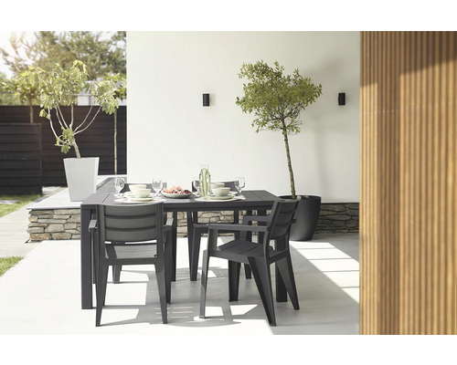 Jedálenská súprava so stoličkami na terase s riadom a rastlinami