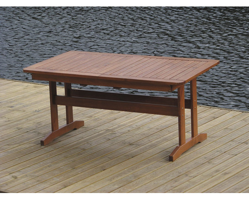 Obdĺžnikový záhradný stôl z dreva na drevenej terase