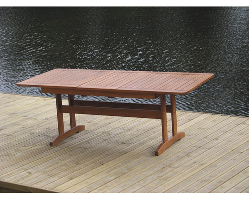 Rozkladací záhradný stôl z dreva na terase