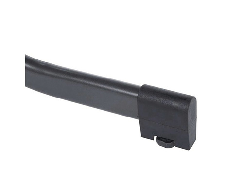 Detailný pohľad na čiernu kovovú nohu s plastovou pätkou pre nábytok