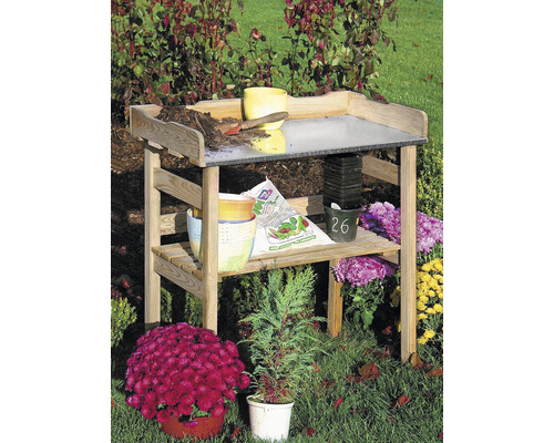 Záhradný stôl z dreva s pracovnou plochou, záhradným náradím a rastlinami