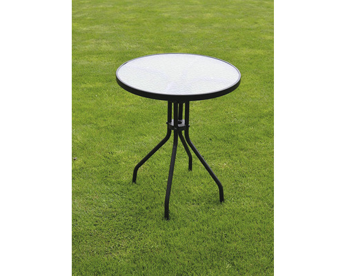 Záhradný stôl so sklenenou doskou a kovovým rámom na trávniku