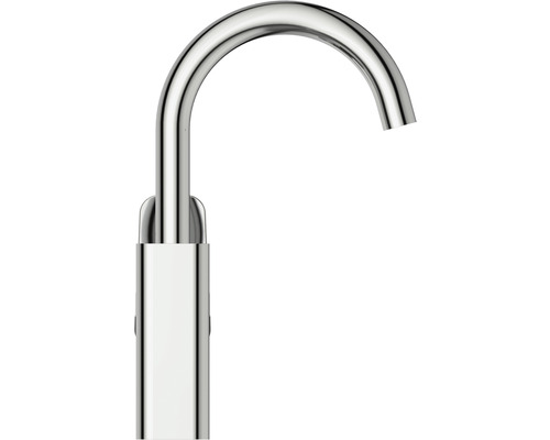 Detail vodovodnej batérie z kovu.