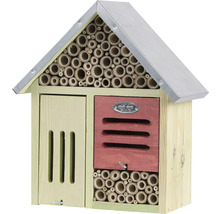 Hmyzí hotel z dreva s bambusovými rúrkami a kovovou strechou