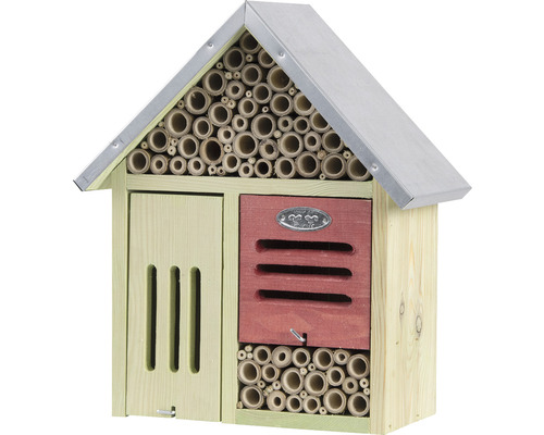 Hmyzí hotel z dreva s bambusovými rúrkami a kovovou strechou