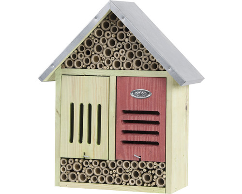 Hmyzí hotel z dreva s bambusovou výplňou a kovovou strechou