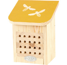 Drevený hmyzí hotel s motívom včiel na streche