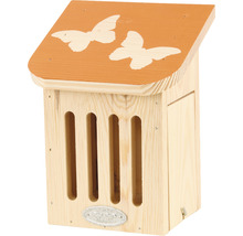 Drevený hmyzí hotel s motívom motýľa na streche