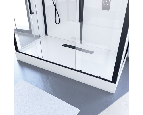 Detailný záber sprchovacieho kúta s čiernym rámom a bielou sprchovacou vaničkou