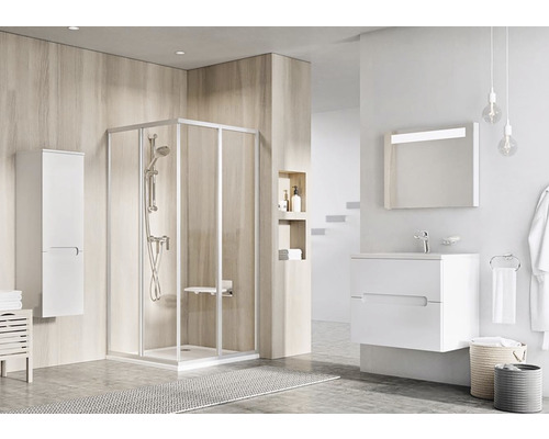 Svetlá kúpeľňa so sprchou, umývadlom, zrkadlom a úložným priestorom