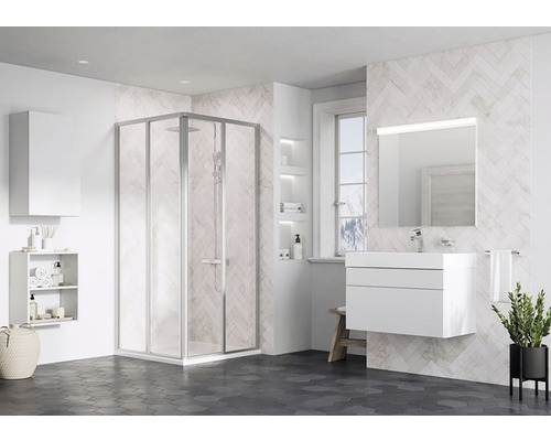 Svetlá kúpeľňa so sprchou, umývadlom a zrkadlom