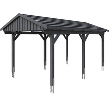 Drevený carport so strešnou konštrukciou a podpornými stĺpikmi