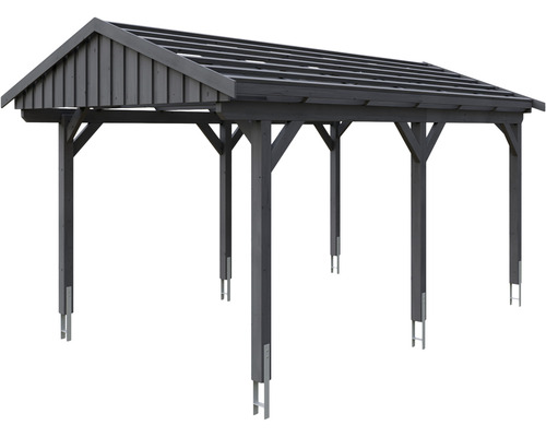 Drevený carport so strešnou konštrukciou a podpornými stĺpikmi