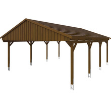 Drevený carport so sedlovou strechou a niekoľkými podpornými piliermi.