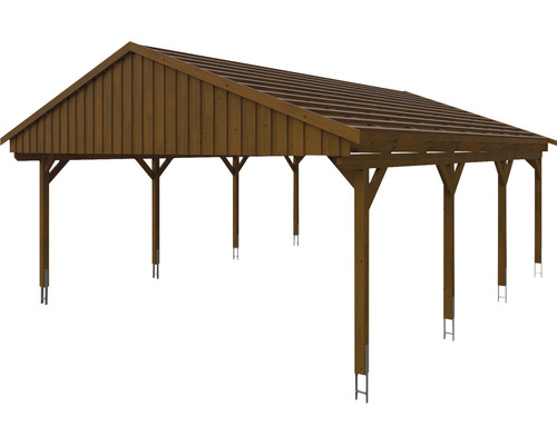 Drevený carport so sedlovou strechou a niekoľkými podpornými piliermi.