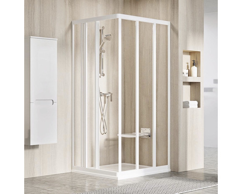 Rohová sprcha so sprchovou batériou, sprchovou hlavicou a sprchovým sedadlom vo svetlej kúpeľni