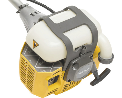 Detailný záber krovinorezu so žltým puzdrom a bielou nádržou.