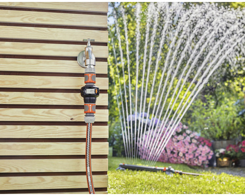 Záhradná scéna s vodovodným kohútikom, vodomerom Gardena a zavlažovačom trávnika