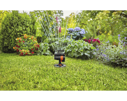 Zavlažovač trávnika pri zavlažovaní záhrady