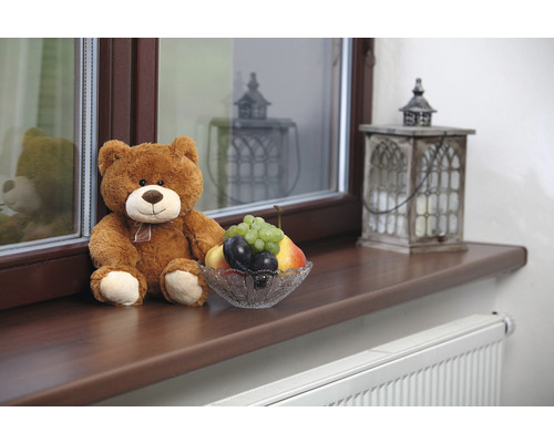 Oknenný parapet s medvedíkom, miskou s ovocím a dekoratívnou lampou