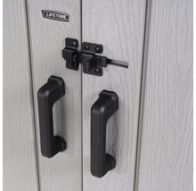 Detailný záber záhradného domčeka s dverovou západkou a kľučkami a logom Lifetime.