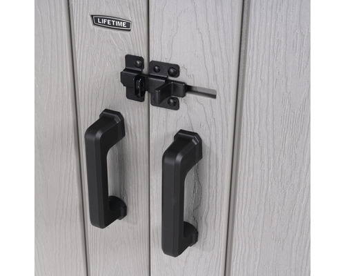 Detailný záber záhradného domčeka s dverovou západkou a kľučkami a logom Lifetime.