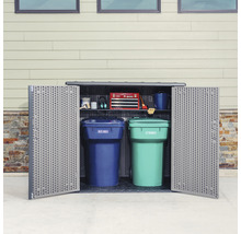 Otvorená skriňa na náradie s odpadkovými košmi a záhradným náradím