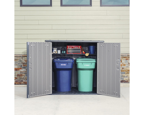 Otvorená skriňa na náradie s odpadkovými košmi a záhradným náradím