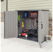 Plastová záhradná skriňa s kosačkou na trávu a záhradným náradím