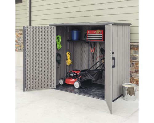 Plastová záhradná skriňa s kosačkou na trávu a záhradným náradím