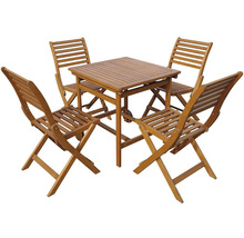 Štvorcový drevený stôl so štyrmi drevenými skladacími stoličkami