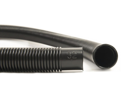 Čierna flexibilná hadica s priemerom 32 milimetrov.
