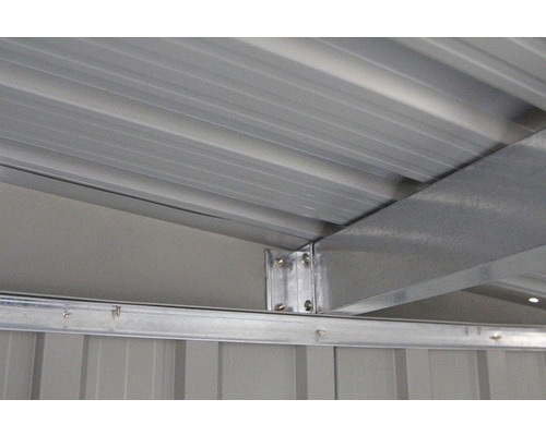 Detail strechy záhradného domčeka s kovovou konštrukciou