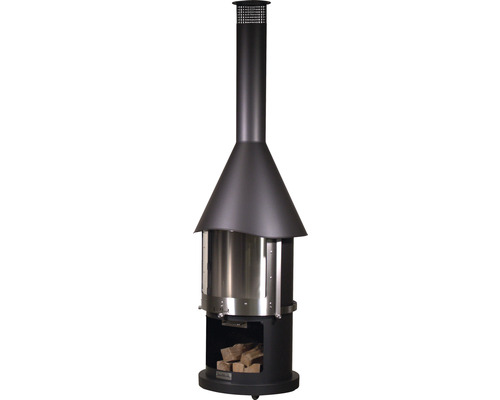 Záhradný krb s polenami v úložnom priestore