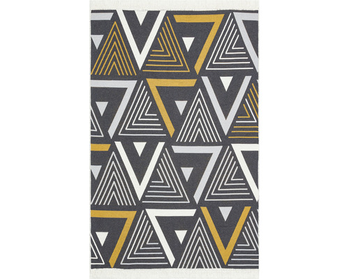 Koberec s grafickým trojuholníkovým vzorom