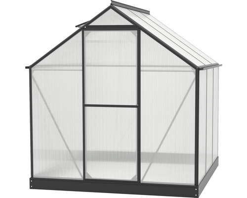 Skleník s polykarbonátovými panelmi a kovovým rámom.