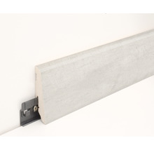 Drevená podlahová lišta s upevňovacou sponou na stene