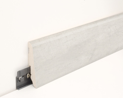 Drevená podlahová lišta s upevňovacou sponou na stene