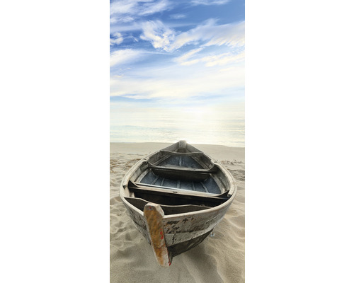 Malý čln leží na piesočnatej pláži.