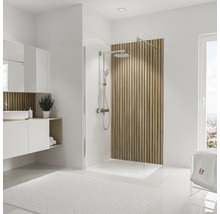 Svetlá kúpeľňa so sprchou, umývadlom a zrkadlom