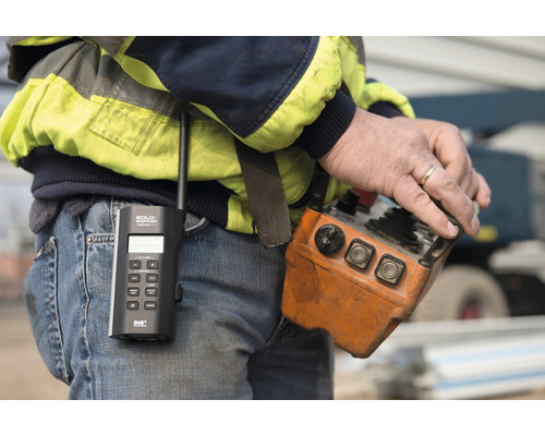 Detail muža s rádiom a ovládaním žeriavu