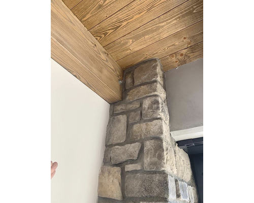 Detailný pohľad na kamenné obloženie stien pod dreveným stropom