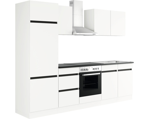 Moderná kuchyňa s bielymi skrinkami, odsávačom pár a vstavanou rúrou.