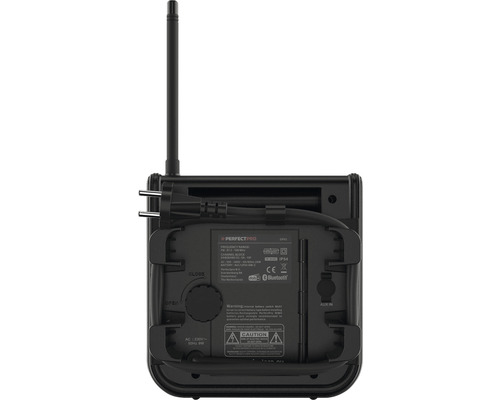 Zadný pohľad na staveniskové rádio s anténou, sieťovou zástrčkou a priehradkou na batérie